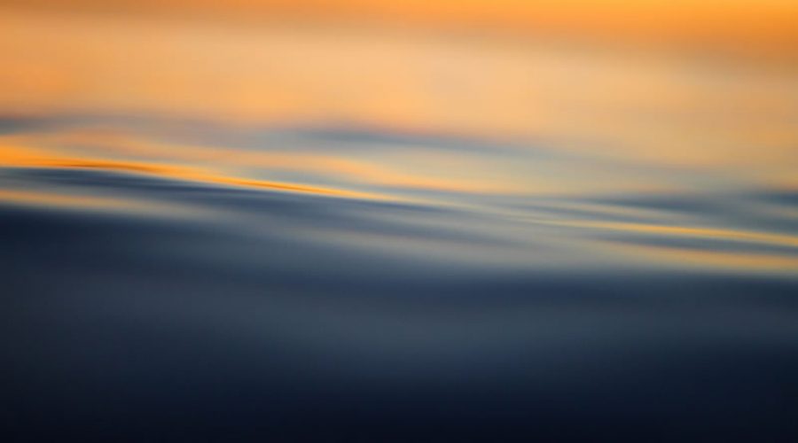 Calme, eau, lumière, noirceur de Jeremy Bishop (unsplash.com)