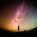 Homme et espace par Greg Rakozy (unsplash.com)