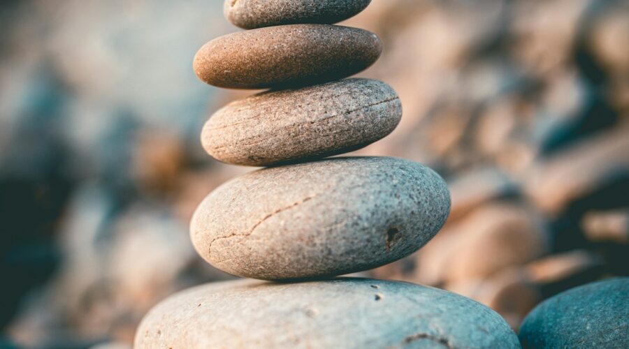 Pierres superposées par Rob Wicks (unsplash.com)