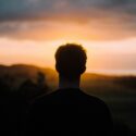Homme et horizon par Tim Marshall (unsplash.com)