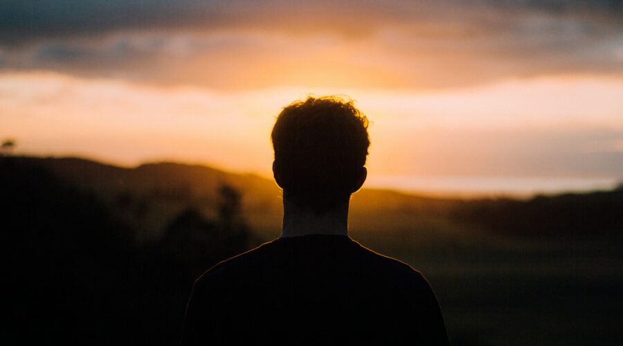 Homme et horizon par Tim Marshall (unsplash.com)