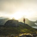 Homme et montagne par Colin Moldenhauer (unsplash.com)