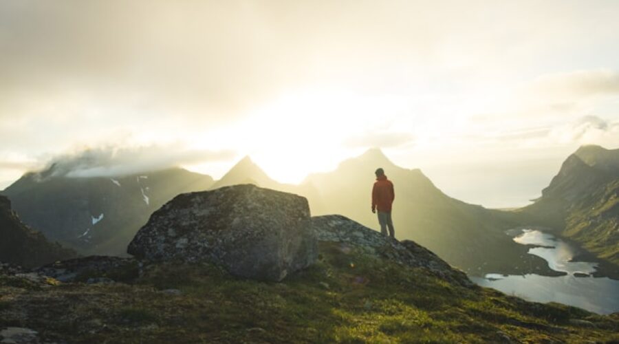 Homme et montagne par Colin Moldenhauer (unsplash.com)